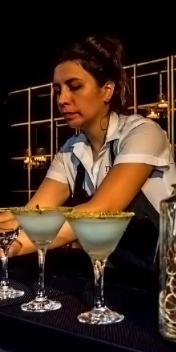 Bartender preparando bebidas de Mixología en Mérida, Yucatán.